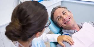 Dentistas em consultório acolhedor conversando com paciente